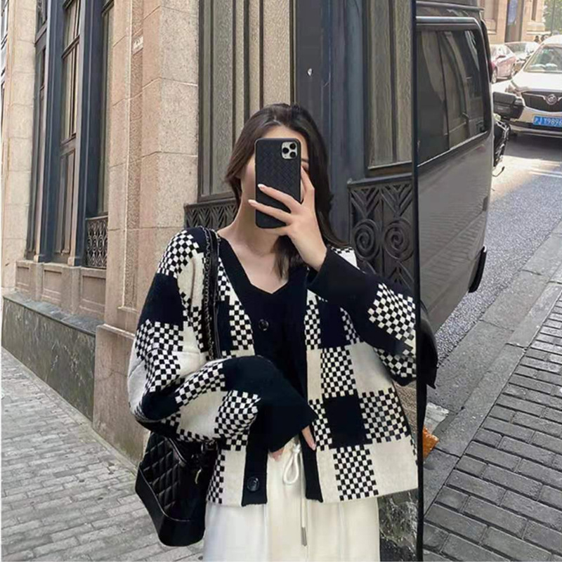 Spring and Autumn V-neck Checkerboard Cardigan Jacket 3 01