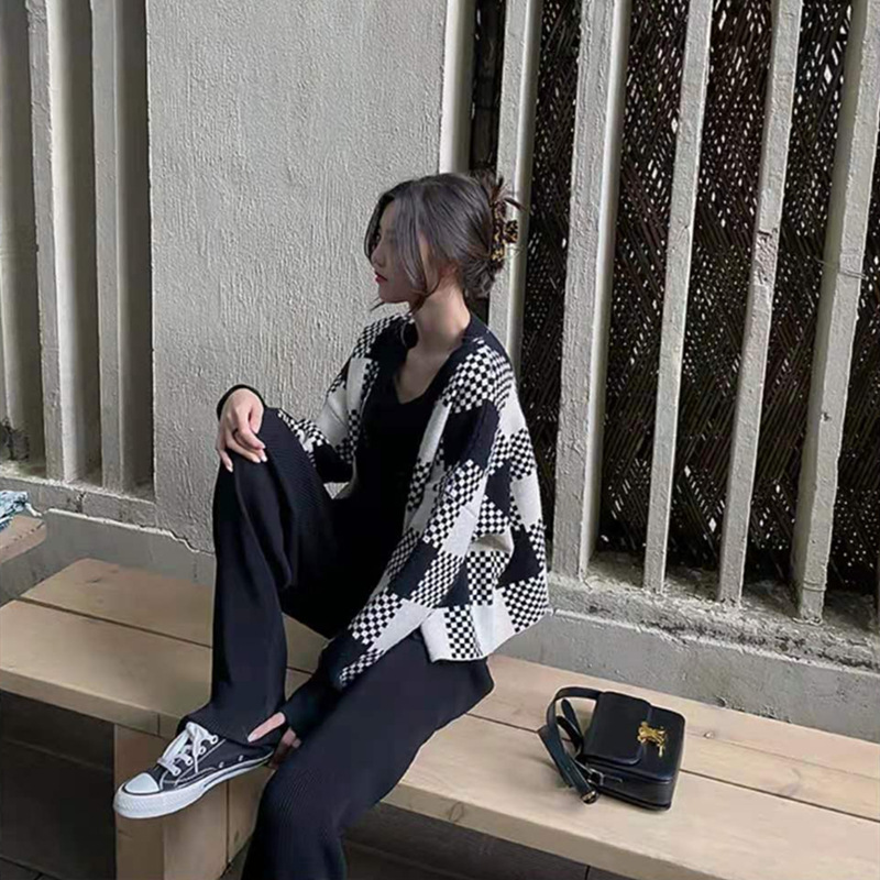 New Spring and Autumn V-neck Checkerboard Cardigan Jacket 42 02